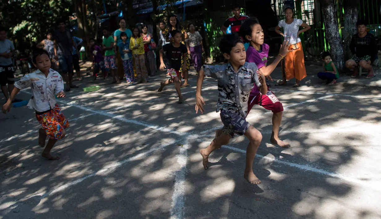 Sejumlah anakmengikuti lomba lari untuk menandai Hari Kemerdekaan ke-71 Myanmar di pinggiran Yangon( 4/1). Negara ini merayakan peringatan ke-71 deklarasi kemerdekaannya dari pemerintahan kolonial Inggris. (AFP Photo/Ye Aung Thu)
