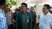 Menteri Dalam Negeri Tjahjo Kumolo saat tiba di TPS 31 Kelurahan Pondok Benda, Tangerang Selatan, Rabu, (9/12). Mendagri mengungkapkan Pilkada Serentak untuk saat ini berjalan aman dan lancar. (Liputan6.com/Fery Pradolo)