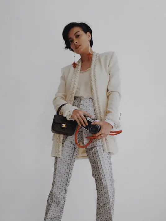 Bukan hanya warna hitam, Eva pun juga senang memakai baju berwarna putih. Seperti ini misalnya, ia memakai  outfit bernuansa putih dengan paduan tas kecil berwarna hitam. Keren banget ya? (Instagram/evacelia)