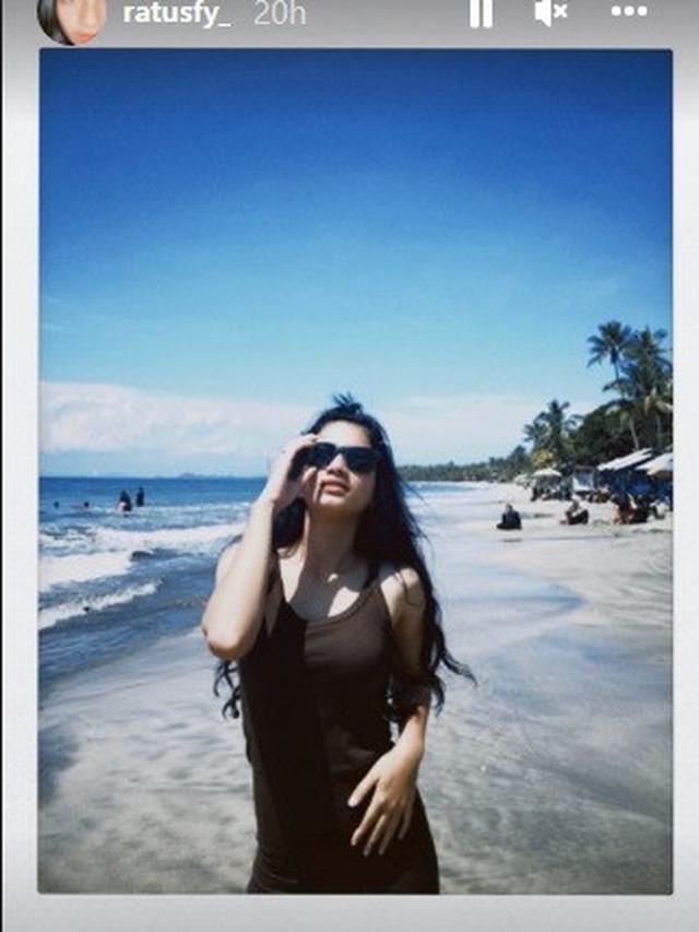 Ratu Sofya pelesir ke pantai (Foto: Instagram/@ratusfy_)