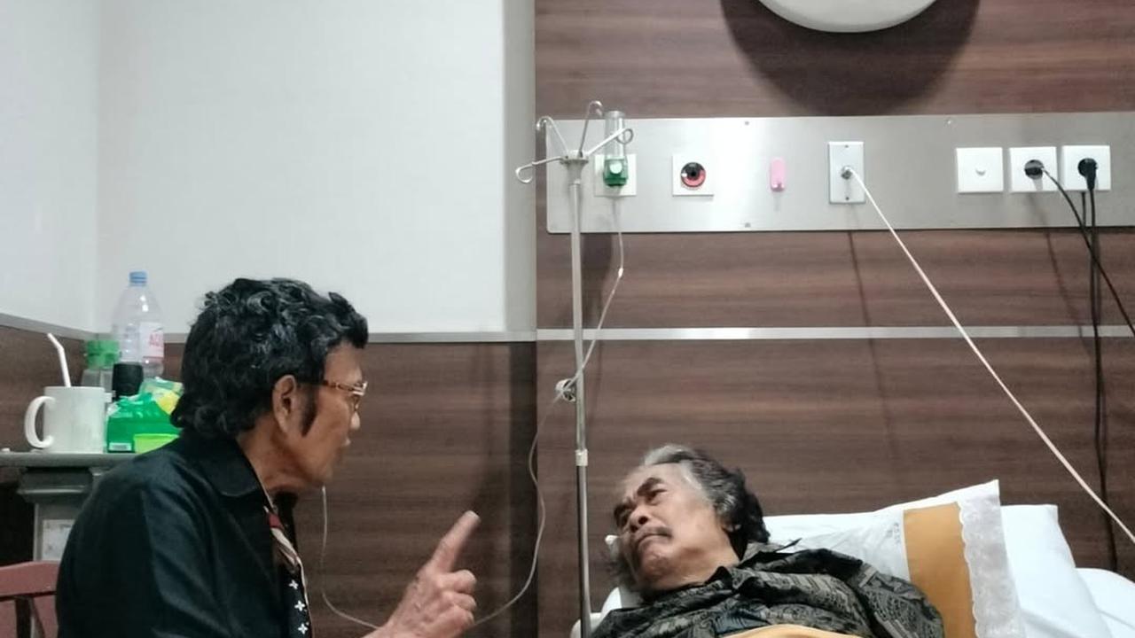 Momen Si Raja Dangdut Jenguk hingga Nasehati Jaja Miharja yang Terbaring di Rumah Sakit
