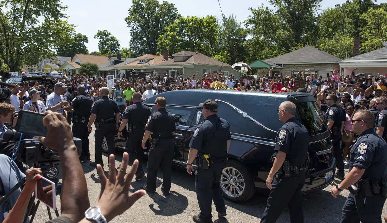 Ribuan orang memadati sepanjang jalan untuk memberikan salam perpisahan pada petinju legendaris yang meninggal dalam usia 74 tahun tersebut. (AFP/Bintang.com)