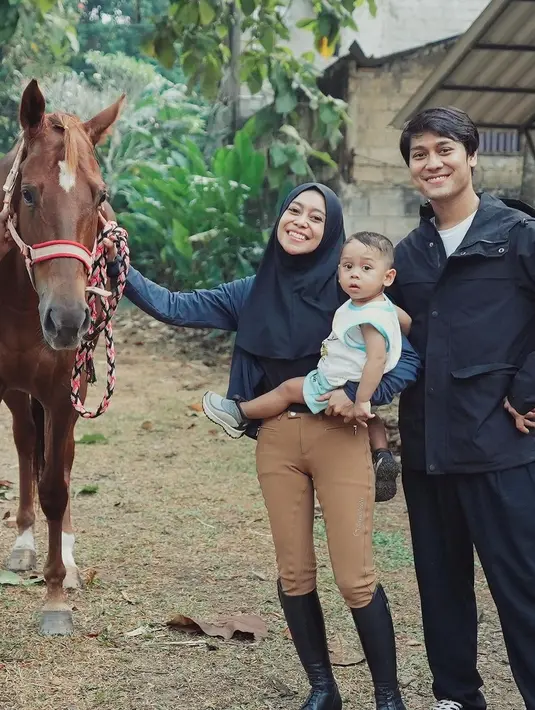 Meski tak disebutkan berapa kuda balap yang dibeli Rizky Billar, namun harga pasaran kuda tersebut bisa sampai puluhan hingga ratusan juta. Tak heran jika ada beberapa artis sanggup membeli kuda sebagai hobi hingga ditunggangi. (Liputan6.com/IG/@lestykejora)