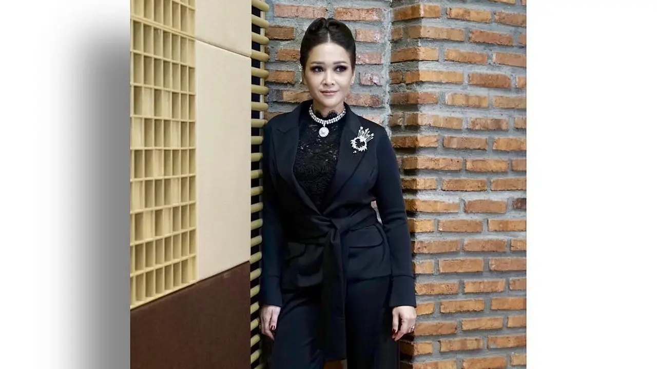 [Bintang] Artis dengan Outfit Hitam