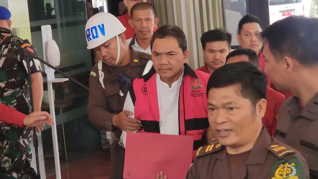 Boyamin mengatakan, Kejaksaan Agung harus terus berkomitmen membongkar pihak-pihak yang menikmati aliran dana tersebut. Berdasarkan data yang dimilikinya terdapat dua aliran uang miliaran harus berhasil diungkap.<br>