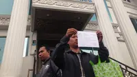 Calon jemaah umrah saat mengambil dokumen di kantor First Travel Cimanggis, Depok. (Liputan6.com/Ady Anugrahadi)