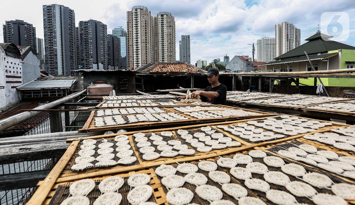 Pekerja menjemur hasil cetakan kerupuk mentah di UKM Kerupuk Melati, Jakarta, Rabu (16/12/2020). Pada masa pandemi COVID-19, UKM tersebut memproduksi kerupuk kurang lebih dua kuintal per hari atau menurun 40 persen dari kondisi normal. (Liputan6.com/Johan Tallo)