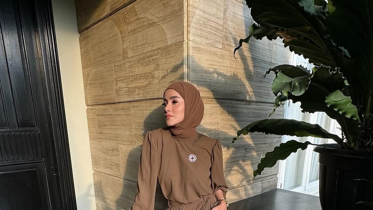5 Potret Gamis ala Olla Ramlan yang Bisa Jadi Inspirasi Baju Lebaran yang Modis dan Stylish