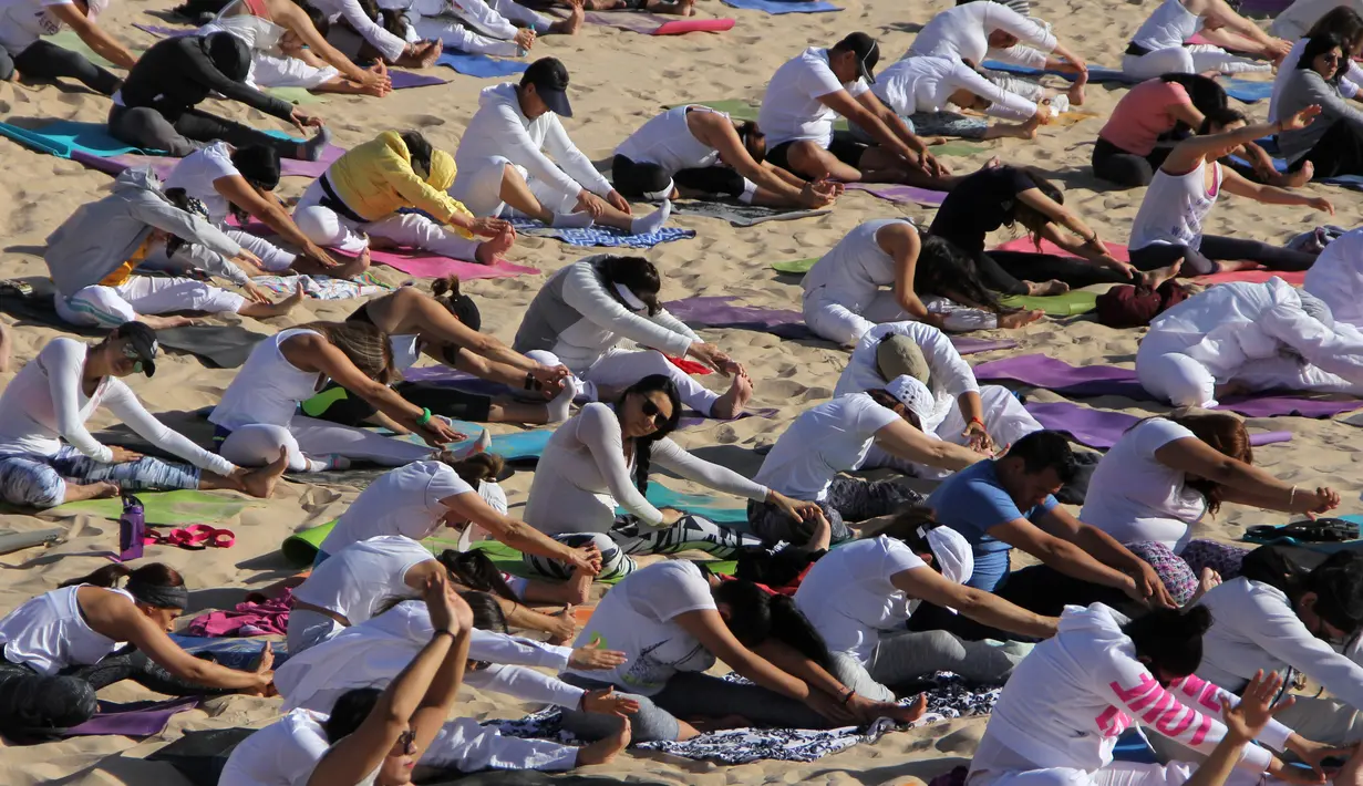 Peserta melakukan gerakan yoga selama latihan di gurun Samalayuca, negara bagian Chihuahua, Meksiko, 28 April 2018. Latihan di atas pasir gurun yang terik ini menjadi tantangan tersendiri bagi para pencinta Yoga. (AFP PHOTO / HERIKA MARTINEZ)