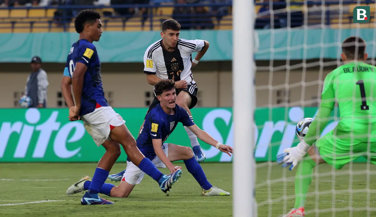 Pemain Timnas Jerman U-17, Bilal Yalcinkaya (tengah kanan) mencetak gol kemenangan timnya ke gawang Timnas Amerika Serikat U-17 pada laga 16 besar Piala Dunia U-17 2023 yang berlangsung di Si Jalak Harupat, Bandung, Selasa (21/11/2023). (Bola.com/Ikhwan Yanuar)