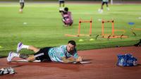Gelandang Timnas Indonesia, Marc Klok, berlatih terpisah saat official training Tim Garuda di Stadion Madya, Senayan, Jakarta, Rabu (20/3/2024). (Bola.com/Bagaskara Lazuardi)