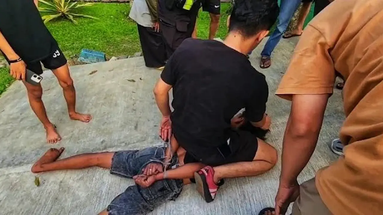 Seorang pria tepergok warga sedang membobol vila