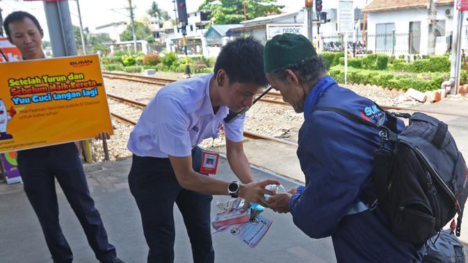 Petugas memberikan cairan pembersih tangan ke seorang penumpang saat sosialisasi pencegahan virus  corona yang digelar PT KAI Daop 1 melalui Rail Clinic  di stasiun kereta Depok, Jumat (6/3/2020).  (Liputan6.com/Herman Zakharia)