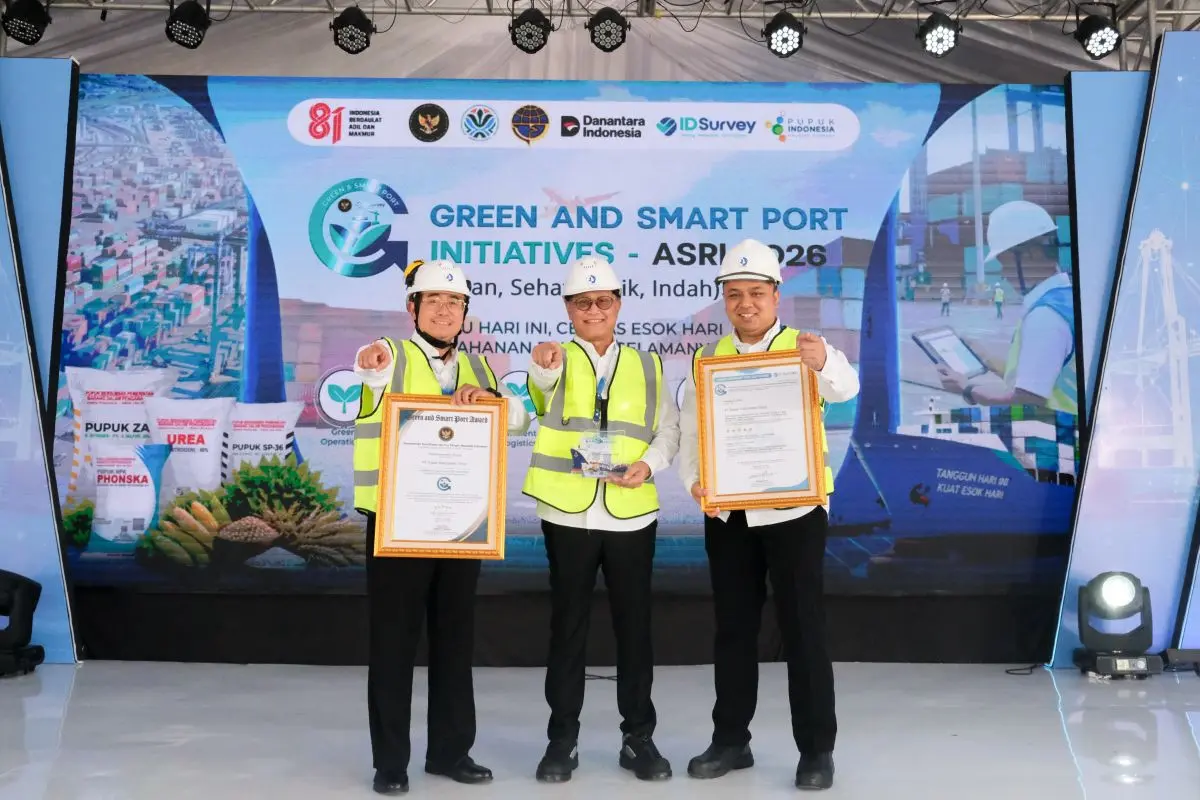 Penghargaan Green and Smart Port Initiatives ASRI yang diterima oleh Pupuk Kaltim (Istimewa)