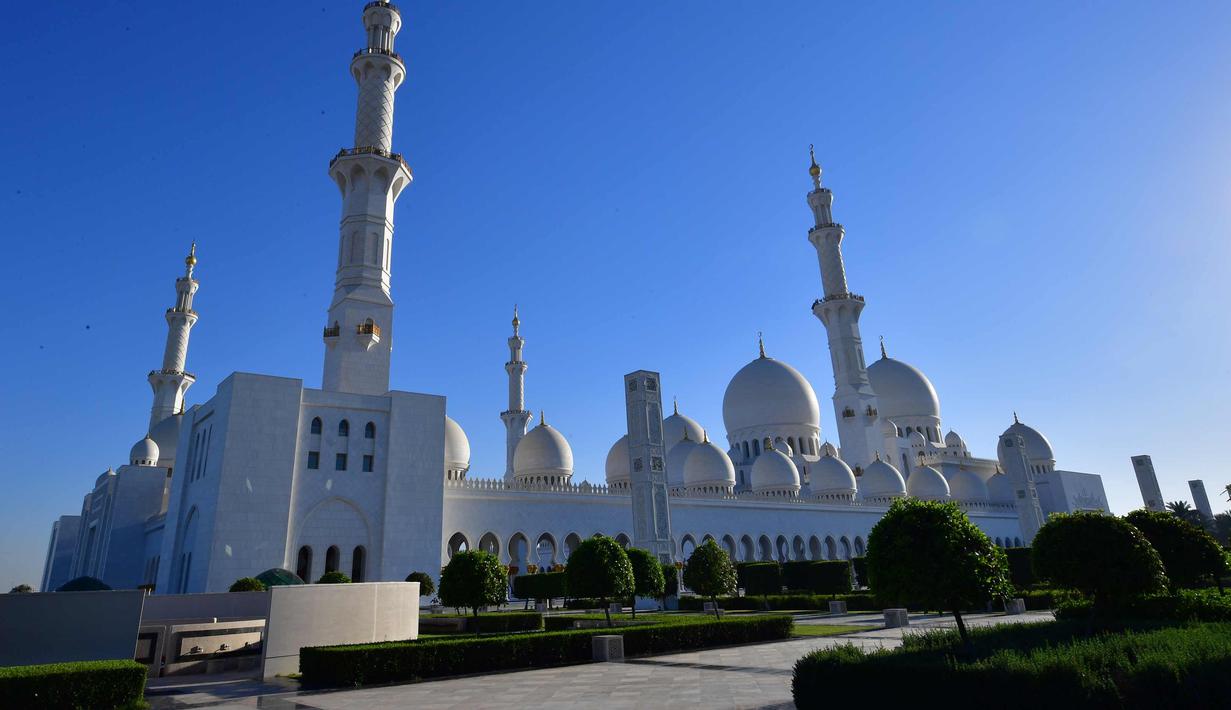Suasana luar Masjid Agung Sheikh Zayed di ibukota UEA Abu Dhabi (15/3). Sheikh Zayed bin Sultan Al Nahyan merupakan tokoh nasional Uni Emirat Arab sekaligus pendiri Negara Uni Emirat Arab. (AFP Photo/Giuseppe Cacace)