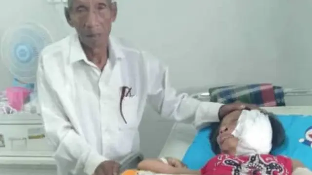 Kakek Tahir dan istrinya, Nuru saat di rumah sakit.(Liputan6.com/Ahmad Akbar Fua)