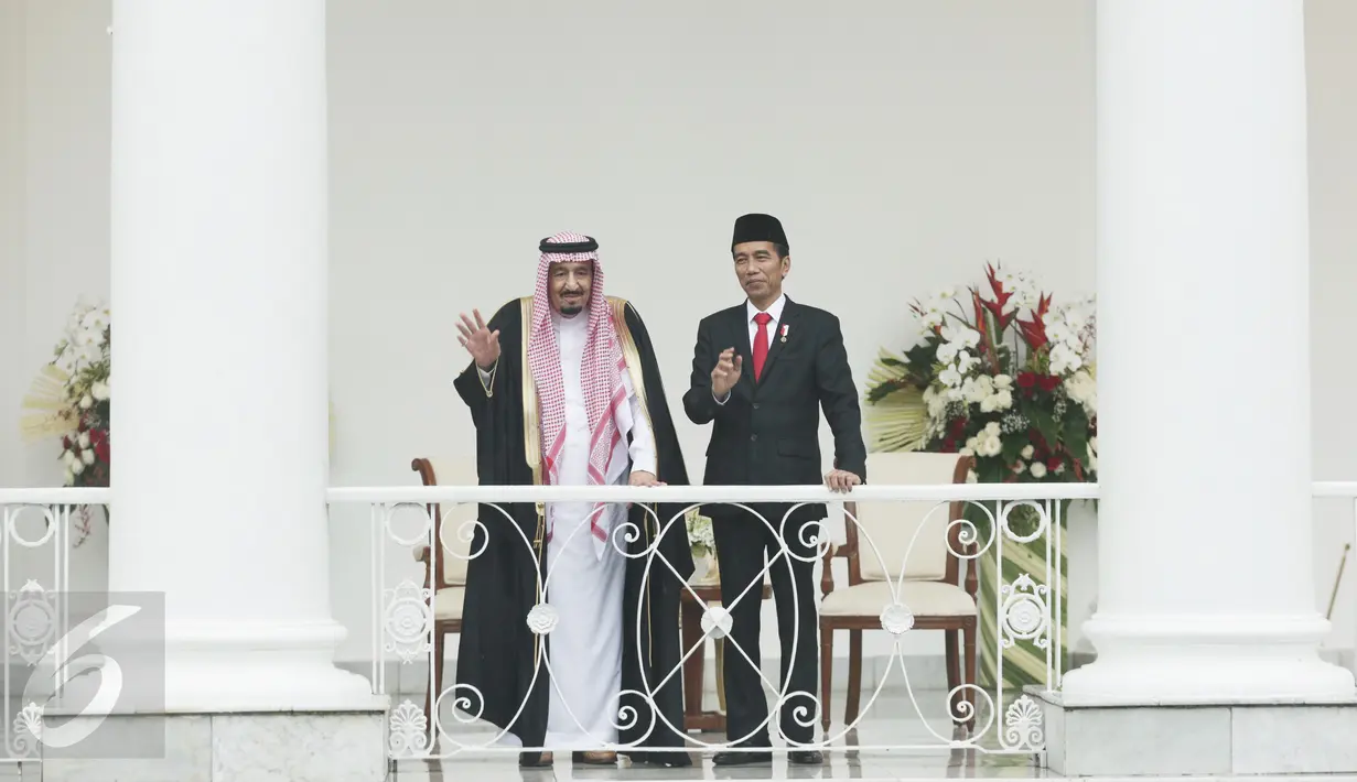 Raja Arab Saudi Salman bin Abdulaziz Al-Saud bersama Presiden Jokowi di Istana Bogor, Jawa Barat, Rabu (1/2). Pemerintah Arab berencana akan menanamkan investasi senilai Rp300 triliun di Indonesia. (Liputan6.com/Angga Yuniar) 