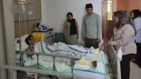 Gus Ipul Jenguk Korban Kebakaran Rumah Makan Padang, Beri Santuan Rp 5 Juta