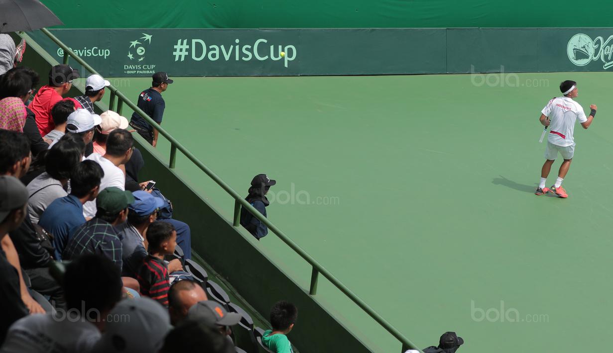 Ekspresi David Agung Susanto saat meraih angka melawan petenis Filipina pada Piala Davis 2018 grup dua Asia/Oceania di Senayan, Jakarta, Sabtu (4/2/2018). Alberto menang 6-3, 6-4. (Bola.com/Nick Hanoatubun)