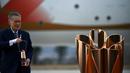 Presiden Olimpiade Tokyo 2020, Yoshiro Mori, membawa api untuk obor Olimpiade Tokyo 2020 saat tiba dari Yunani di Pangkalan Udara Matsushima, Jepang, Jumat (20/3). Di tengah pandemi virus corona Covid-19, prosesi menuju Olimpiade Tokyo 2020 masih terus berjalan. (AFP/Philip Fong)