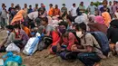 Pengungsi etnis Rohingya beristirahat setelah tiba di pesisir pantai Lancok, di Kabupaten Aceh Utara, Kamis (25/6/2020). Nelayan Indonesia menemukan hampir 100 orang etnis Rohingya, termasuk 30 orang anak-anak terdampar di tengah laut dengan kondisi kapal rusak. (AP Photo/Zik Maulana)