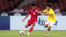 Pemain Timnas Indonesia U-23, Rahmat Arjuna Reski (kiri) berebut bola dengan pemain Brunei, Muhd Irfan Abdullah dalam laga Grup A Piala AFF U-23 2025 di Stadion Utama Gelora Bung Karno (SUGBK), Senayan, Jakarta, Selasa (15/07/2025). (Bola.com/Abdul Aziz)