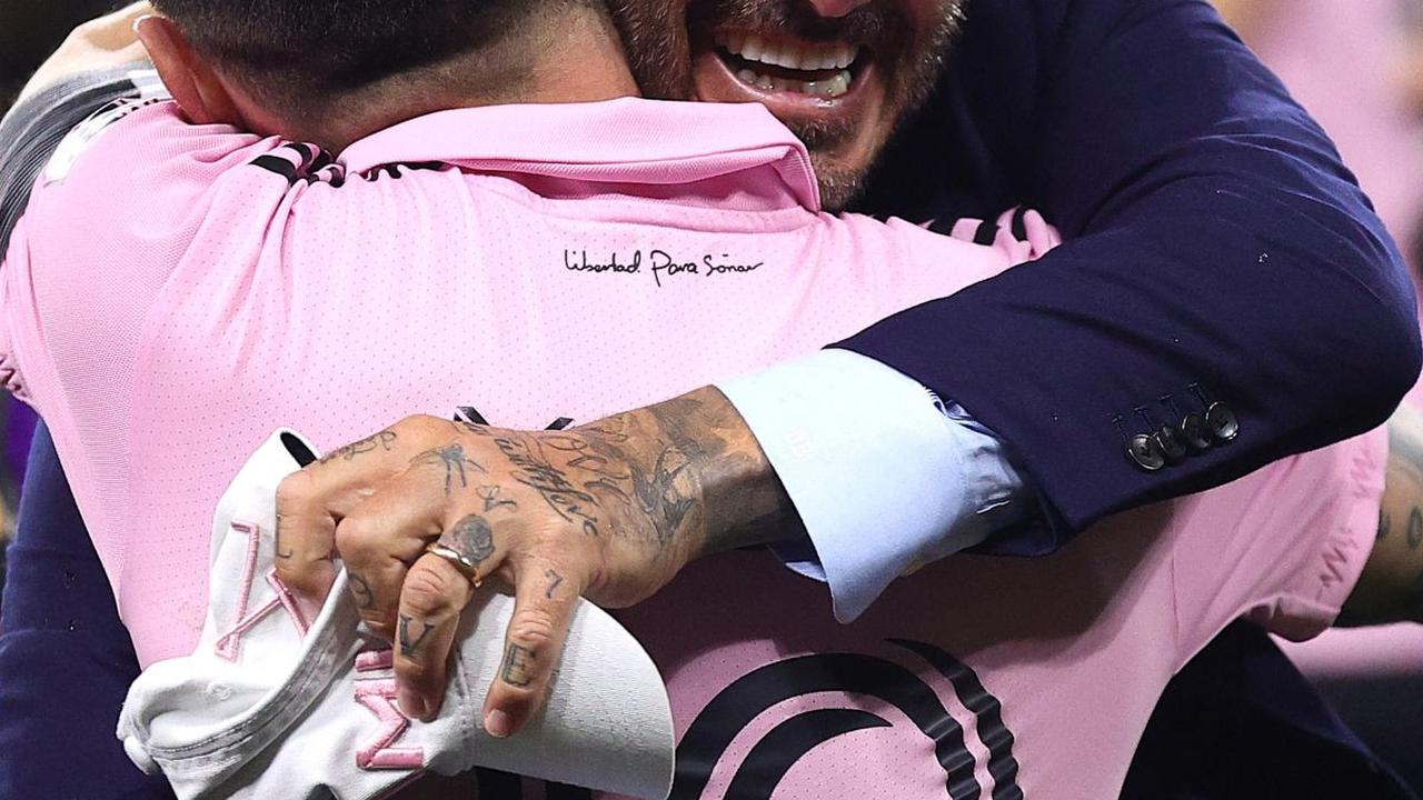 Selain itu, tak lupa David Beckham juga memeluk Lionel Messi. Luapan kegembiraan di wajah mereka terlihat begitu kuat.