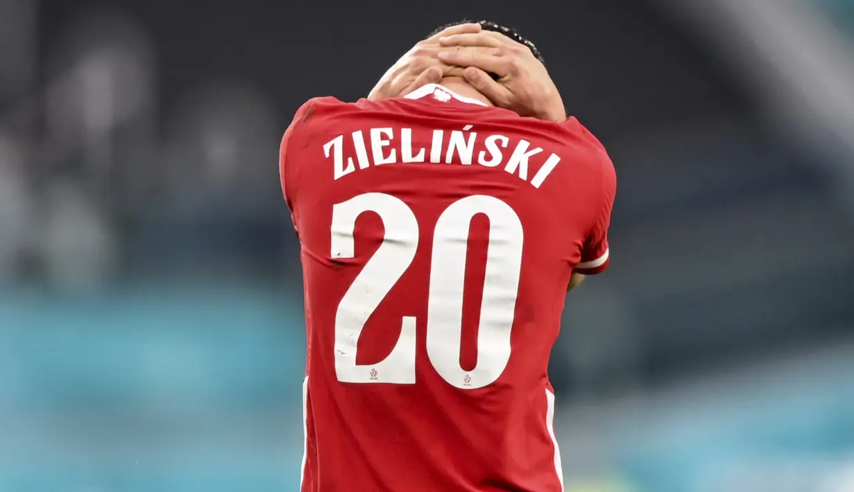 Di awal babak kedua lagi-lagi Piotr Zielinski mendapat kesempatan menyamakan kedudukan. Sepakan jarak jauhnya lagi-lagi mampu ditepis Robin Olsen. (Foto: AP/Pool/Kirill Kudyravtsev)