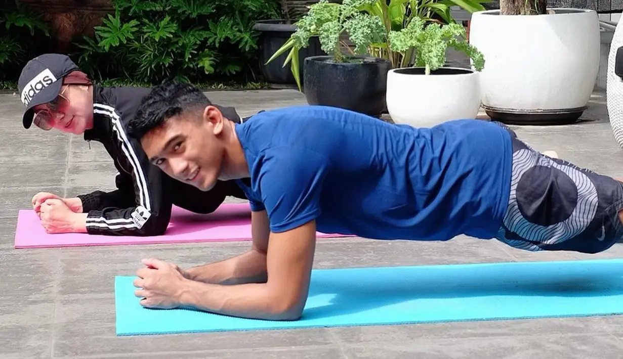 Di  tengah pandemi Covid-19 seperti sekarang ini, Marini mengaku lebih banyak melakukan olah raga di rumah. Ternyata kegiatan tersebut dilakukan karena termotivasi dari yang dilakukan anaknya. (Instagram/monaratuliu)