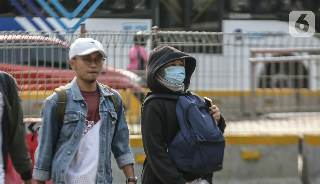 Tujuan WFH dan hybrid working juga diharapkan dapat mengurangi polusi udara. Hal ini berkaitan dengan berkurangnya penggunaan kendaraan pribadi para pekerja ke kantor. (Liputan6.com/Faizal Fanani)