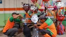 Ondel-ondel mini yang sudah jadi akan dibagikan ke kantor-kantor kelurahan di Jatinegara untuk dipajang. (Liputan6.com/Herman Zakharia)