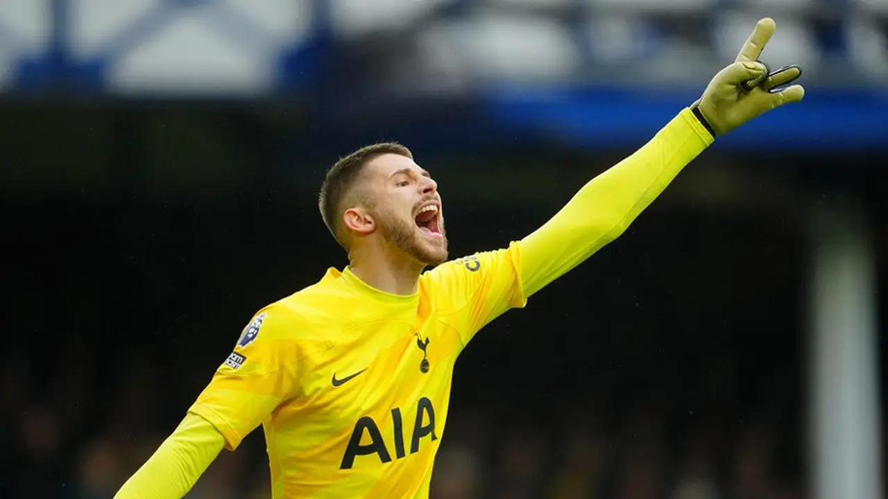 Aksi Guglielmo Vicario dalam laga Premier League antara Everton vs Tottenham, Sabtu (3/2/2024). (c) AP Photo/Jon Super