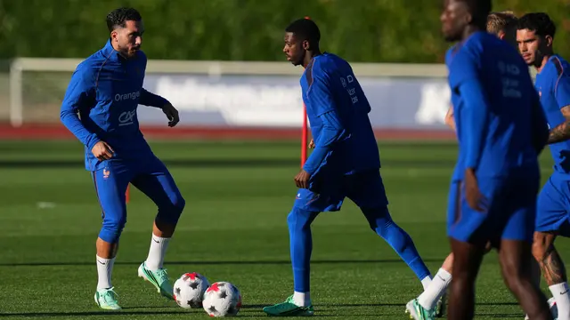 Pemain Prancis Ousmane Dembele (tengah) dan Rayan Cherki (kiri)