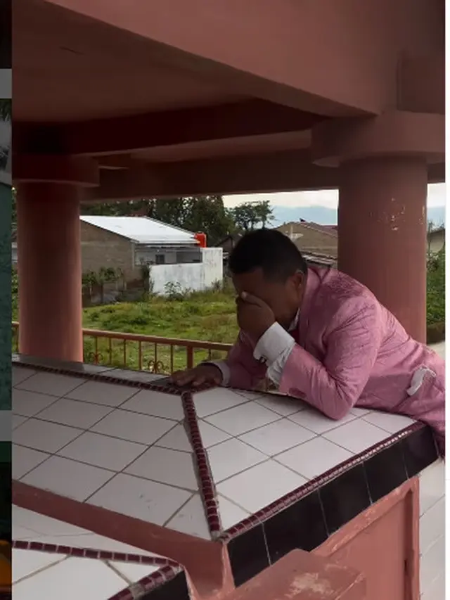 Rayakan Paskah, Ini 6 Momen Hotman Paris Kunjungi Makam Orang Tua di Kampung Halaman