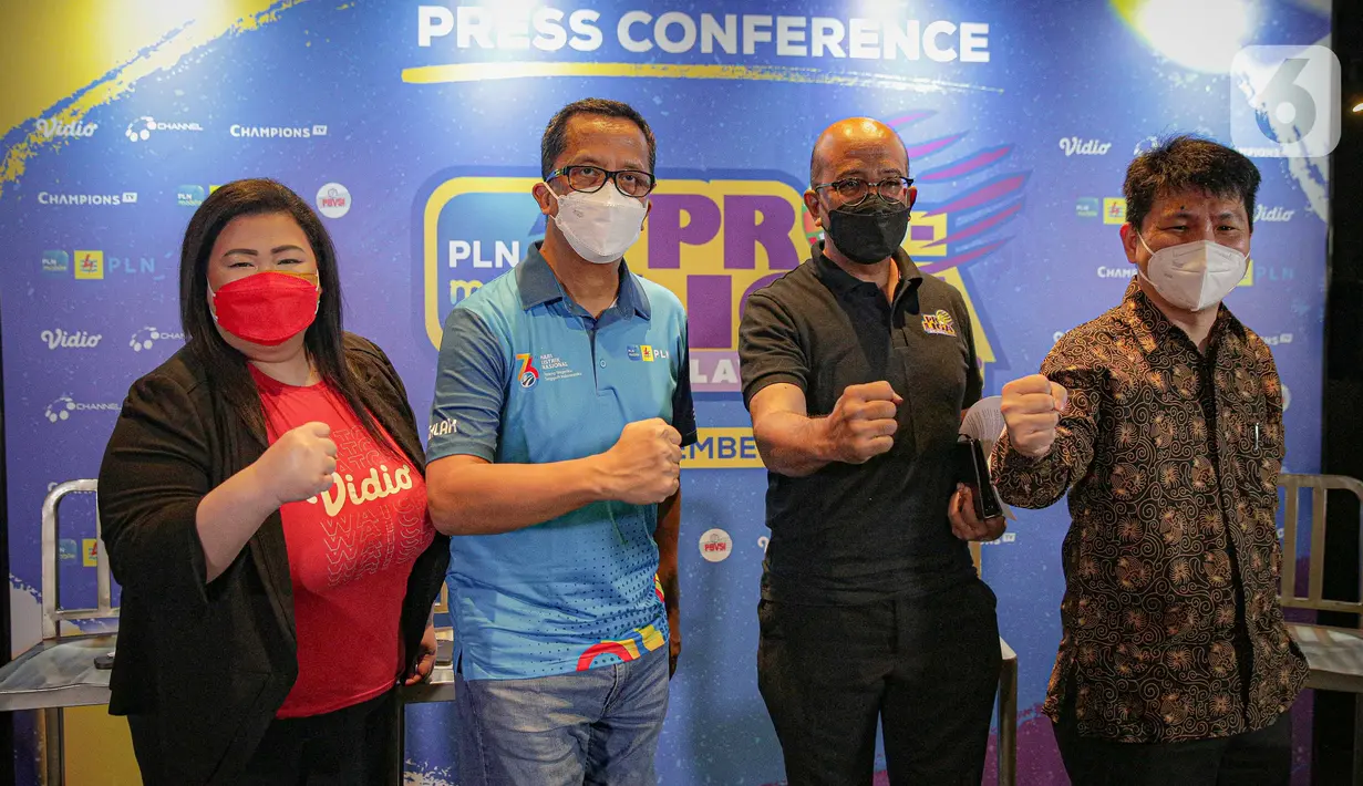VP of Content Vidio Eva Stephanie Kurnia, Executive Vice President Komunikasi Korporat dan CSR PLN, Agung Murdifi, Direktur Proliga Hanny S. Surkatty dan VP of Content Business of IEG Hendy Lim berfoto bersama usai konferensi pers Proliga 2022 di Jakarta, Selasa (21/12/2021). (Liputan6.com/Faizal Fa