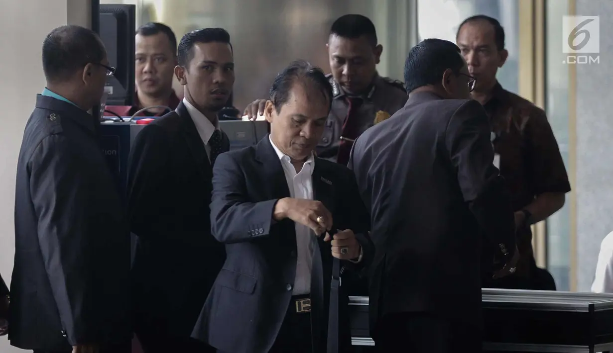 Kuasa hukum Fredrich Yunadi, Sapriyanto Refa bersama beberapa rekannya berada di dalam gedung KPK, Jakarta, Jumat (12/1). Sapriyanto Refa membantah kliennya menghindari panggilan KPK. (Liputan6.com/Faizal Fanani)