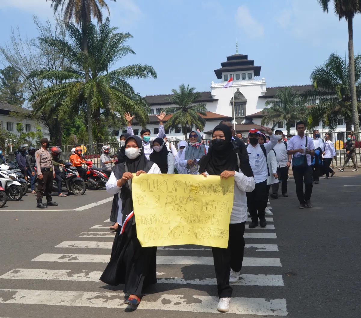"Khususnya para guru swasta yang diangkat menjadi PPPK dapat kiranya dikembalikan di sekolah-sekolah swasta yang menjadi penyangga utama untuk pendidikan nasional," ucap dia.