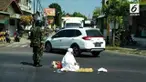 Pengguna jalan yang melintas di Perempatan Gragalan Tulungagung, dikejutkan dengan aksi seorang wanita yang salat di tengah jalan raya. Padahal, kondisi arus lalu lintas saat kitu cukup ramai.