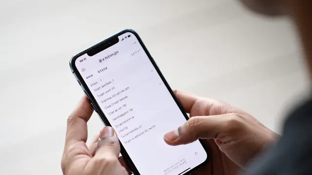 Cara Hapus Cache HP Android dan iPhone (Foto: AI)