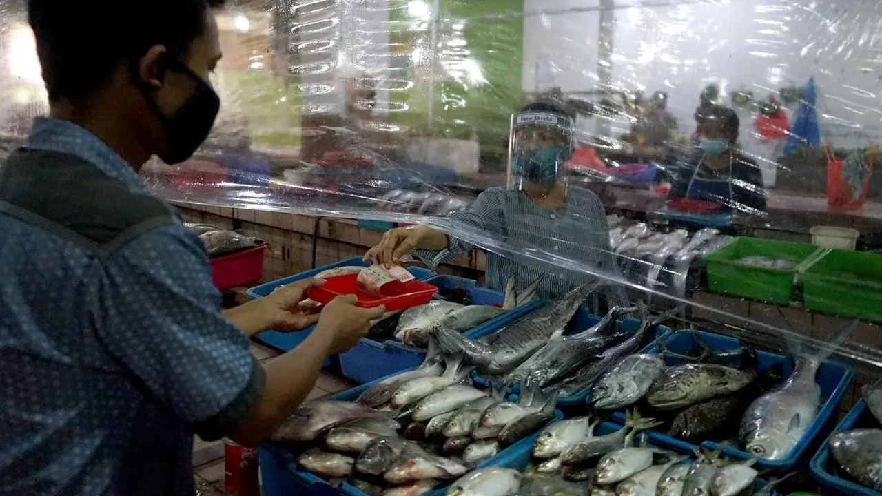 Potret Penerapan Protokol COVID-19 di Pasar Tambak Rejo, Surabaya