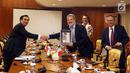 Pimpinan GKSB DPR-Parlemen Francis Effendi Simbolon bersalaman dengan Presiden Grup Persahabatan Francis-Indonesia dari Majelis Nasional Francis Raphael Gerard saat melakukan pertemuan “Friendly Talk”, Jakarta, Rabu (31/10). (Liputan6.com/Johan Tallo)