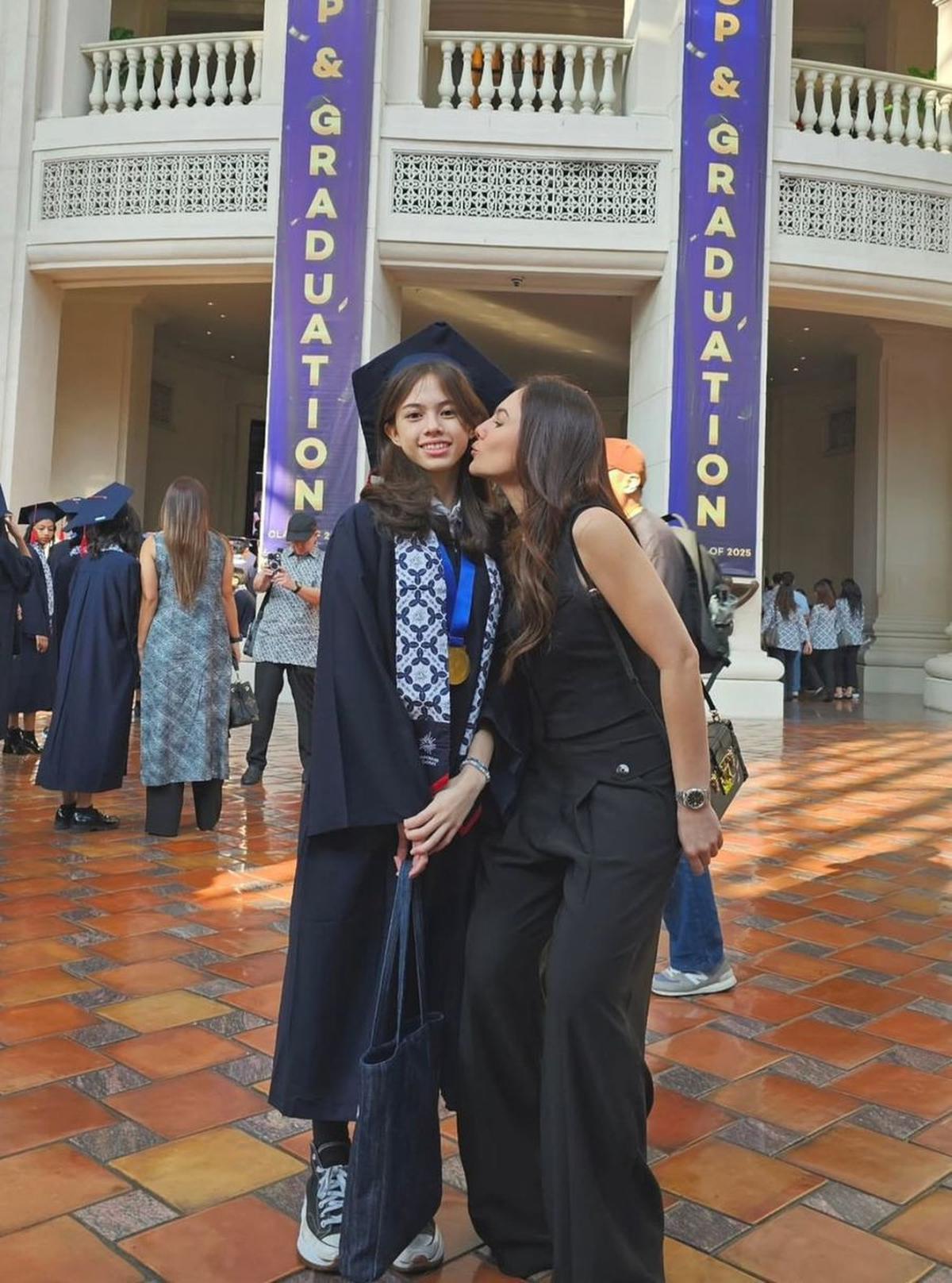Potret Bahagia London Abigail Wisuda SMP, Wulan Guritno dan Mantan Suami Kompak Dampingi Sang Putri