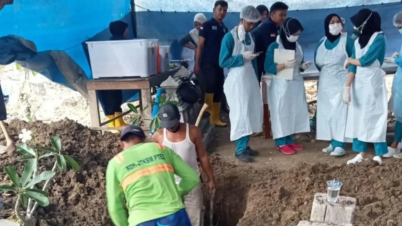 Polisi bongkar makam di Grobogan. (Antara)