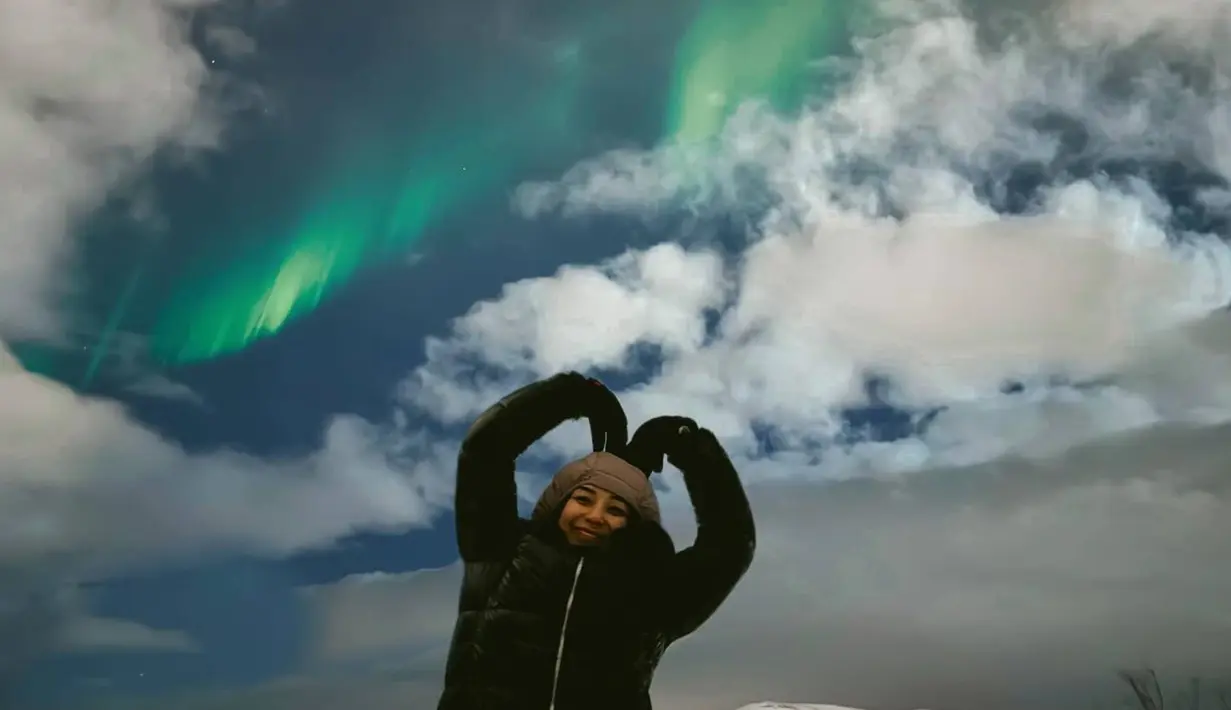 Diketahui bahwa perjuangannya menyaksikan aurora ini tidak mudah. Pasalnya ia harus berjuang menahan dingin saat cuaca semakin buruk. Dirinya sempat menunggu munculnya aurora di tepi danau pada pukul 01.00 dini hari waktu setempat. Namun karena bisa menyaksikan aurora, rasa dinginnya pun langsung hilang seperti yang diungkapkan dalam keterangan Instagramnya. (Liputan6.com/IG/@lulalahfah)
