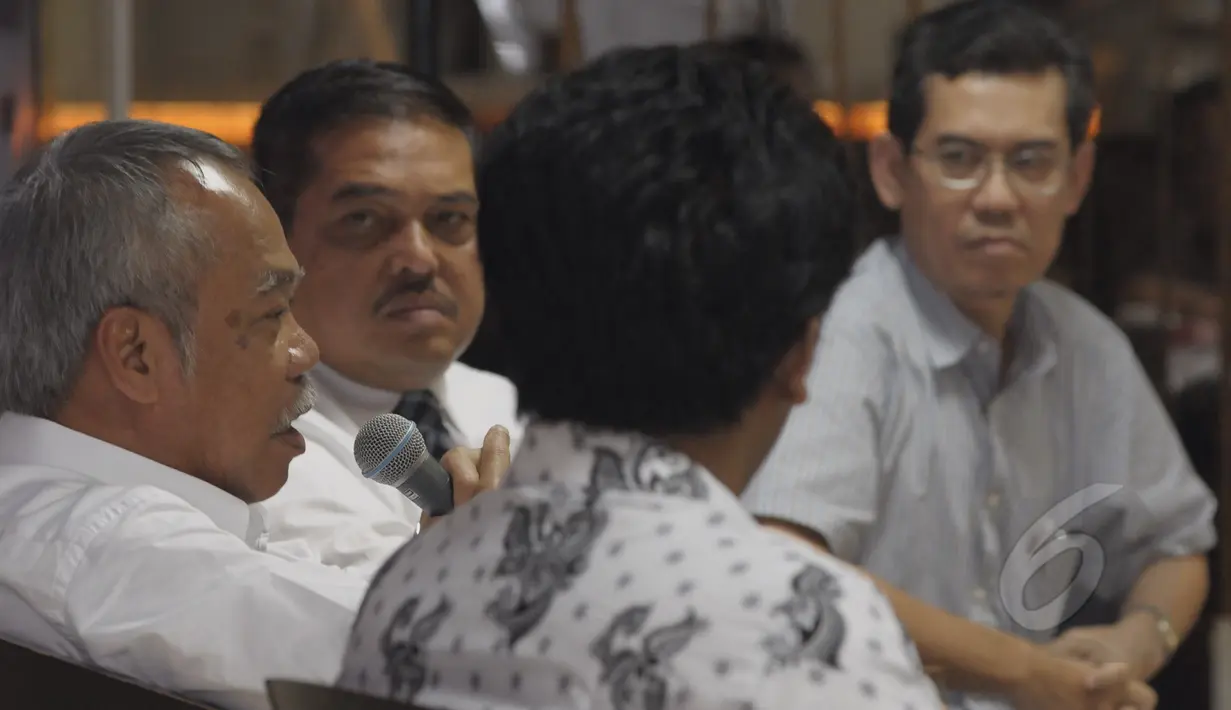Kanan ke kiri : Marwan Batubara, Parlindungan Purba dan Mochamad Basuki Hadimuljono saat menjadi pembicara pada dialog kenegaraan terkait sumber daya air di Komplek Parlemen Senayan, Jakarta, Rabu (11/3/2015).(Liputan6.com/Andrian M Tunay)