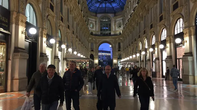 Di Piazza del Duomo juga terdapat pusat perbelanjaan yang sudah berusia ratusan tahun. Galleria Vittorio Emanuele II diambil dari penguasa pertama yang memimpin Italia saat masih berbentuk kerajaan. (Liputan6.com/Marco Tampubolon)