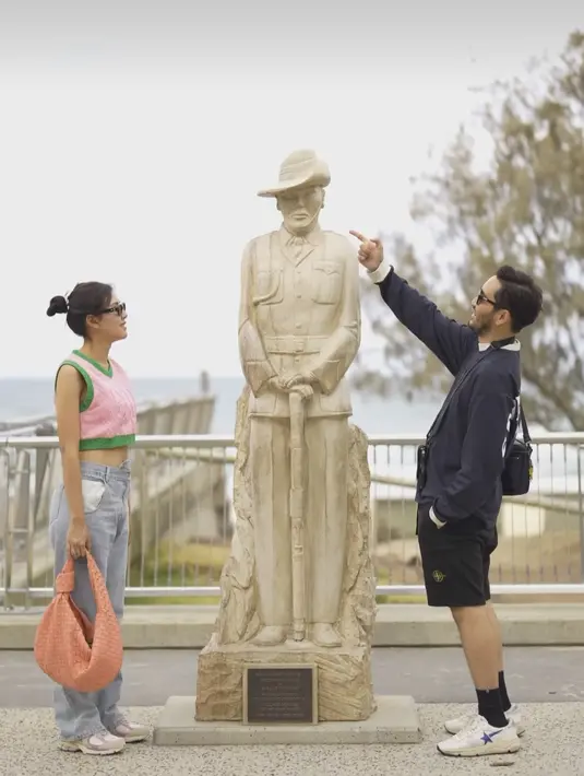 Saat mengelilingi kota bersama sang suami, Syahnaz sempat mengenakan vest crop top berwarna pink yang dipadukan dengan celana jeans