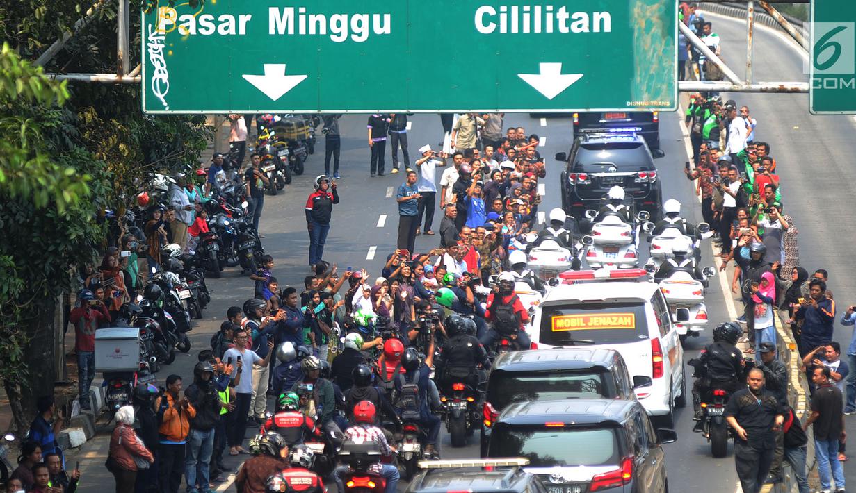 Warga memberikan penghormatan terkahir kepada almarhum Presiden ke-3 RI, BJ Habibie saat iring-iringan mobil jenazah melintasi Jalan Gatot Subroto menuju TMP Kalibata, Jakarta, Kamis (12/9/2019). BJ Habibie meninggal pada Rabu (11/9/2019) usai menjalani perawatan di RSPAD. (merdeka.com/Arie Basuki)