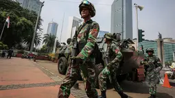 Sejumlah Anggota TNI Yonif Mekanik 201 Kodam Jaya berjaga dalam rangka pengamanan KAA di Kawasan Bundaran HI, Jakarta, Selasa (14/4/2015). KAA ke-60 akan berlangsung pada 18-24 April 2015 di Jakarta dan Bandung. (Liputan6.com/Faizal Fanani)