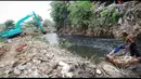 Sebuah alat berat eskavator tampak bekerja di pinggir Kali Mampang, Jakarta, Rabu (20/8/2014) (Liputan6.com/Faizal Fanani)